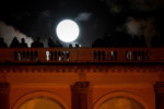 People admires the "super moon" from the Terrazza del Pincio, in Rome, on January 1, 2018.
(AFP PHOTO / Alberto PIZZOLI)