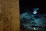 A picture taken on January 1, 2018 shows the "super moon" rising over Piazza del Popolo, in Rome.
(AFP PHOTO / Alberto PIZZOLI)
