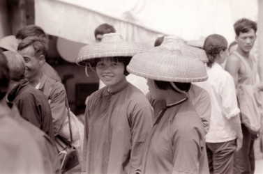 A photo in Longzhou County, Guangxi Province in 1982 shows farmers selling their products at the farmer’s market. (Source: VCG)