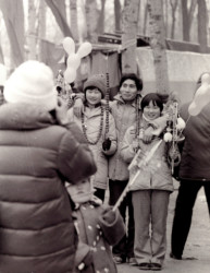 A photo in Beijing in 1985 shows a family taking pictures at Ditan Park during spring festival. (Source: VCG)