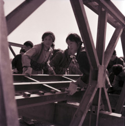 A photo in 1987 in Dancheng County, Henan Province shows soldiers building a steel bridge. (Source: published by Henan Daily via VCG)